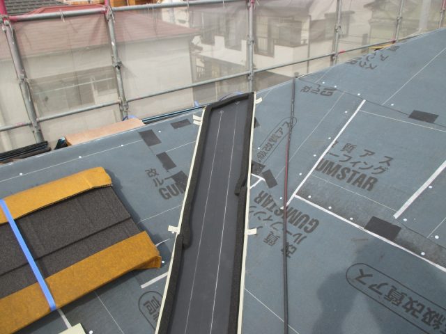 稲美町のカバー工事における防水紙敷設